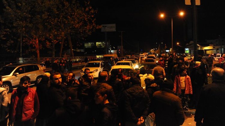 Mahalleli yol kapattı