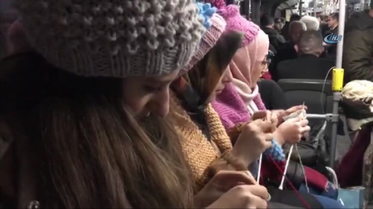 Metrobüste 3 saat boyunca örgü ördüler