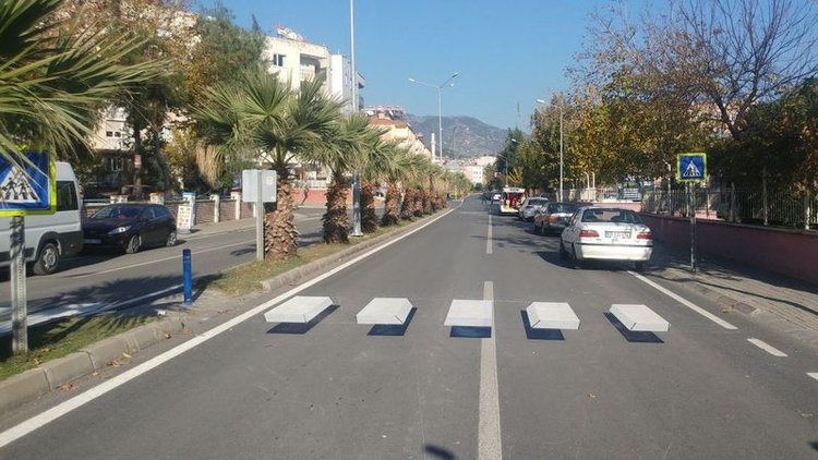 Aydın'da sürücüleri şaşırtan 3 boyutlu yaya geçidi