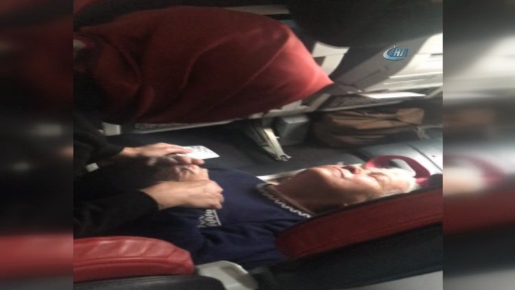 Bakan Kaya, uçakta fenalaşan yolcuya müdahale etti