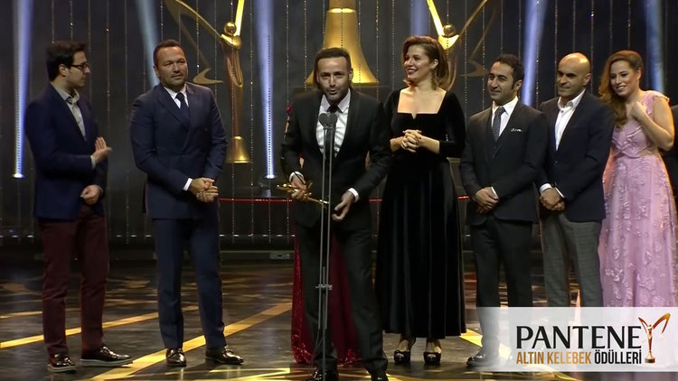 Ödül alırken de güldürdüler... 