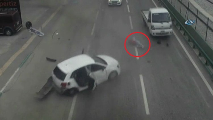 Emniyet kemeri takmadı, otomobilden böyle fırladı