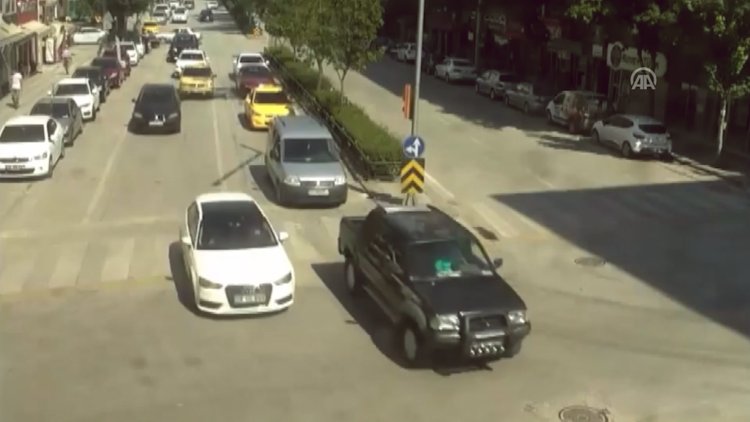 Trafik kazaları mobese kameralarına yansıdı