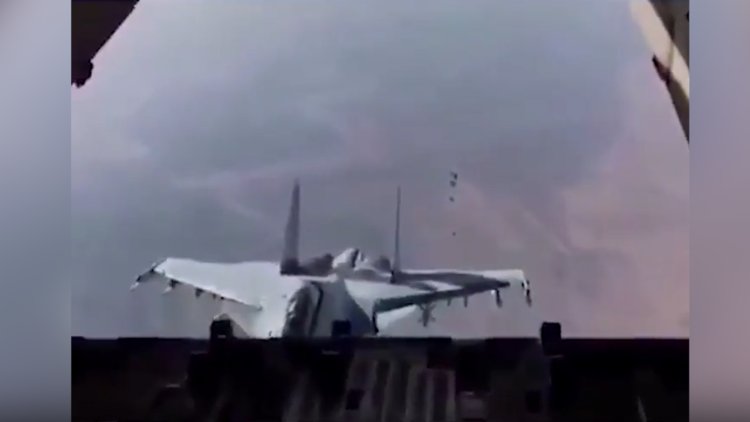 Kargo uçağına tehlikeli şekilde yaklaşıp selam veren jet pilotu