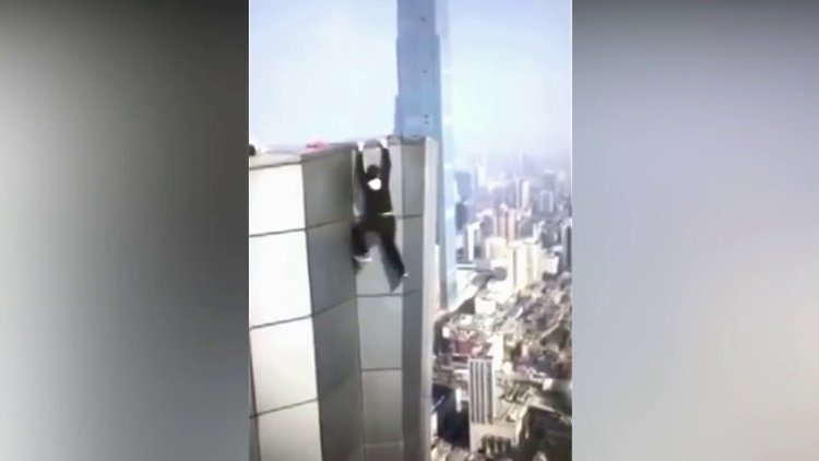 Yüksek binalarda riskli hareketler yapan Çinli böyle düştü