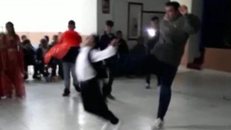 Dans eden çocuğa tekme attı