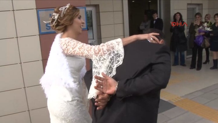 Konya'da polis gelin, damadı nikah salonuna kelepçeyle getirdi
