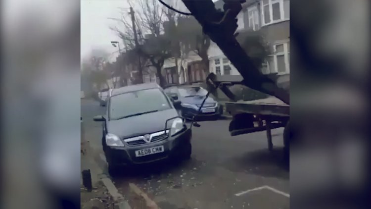 Çekiciden kurtulayım derken aracını parçalayan sürücü