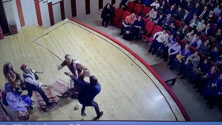 Tiyatro oyuncusuna sahnede dayak kamerada