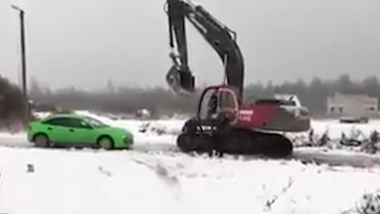 Kepçeyle yol kavgasına giren aracın hazin sonu