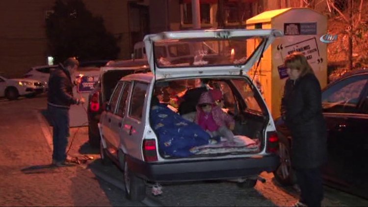 Beşiktaş'ta evi olmayan aile arabada yaşıyor