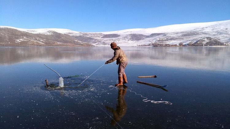 Buzda balık tuttular