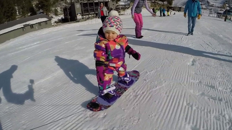 Bebek snowboard yaptı