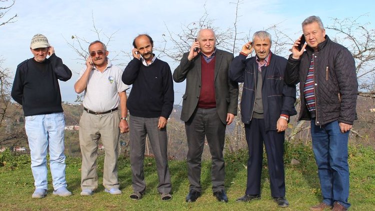 Bu köyde telefon çekmiyor