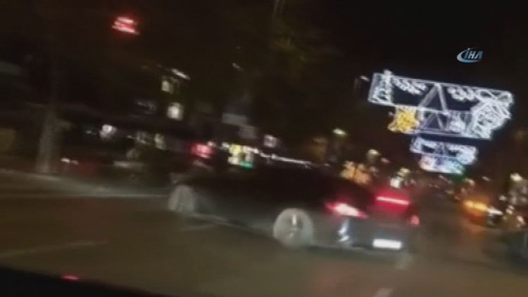 Trafik magandası Bağdat Caddesi'nde kaldırıma çıktı faciadan dönüldü