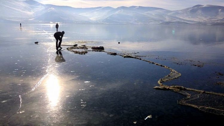 Buzla kaplanan Çıldır Gölü'ne balıkçılar ilk ağlarını attı