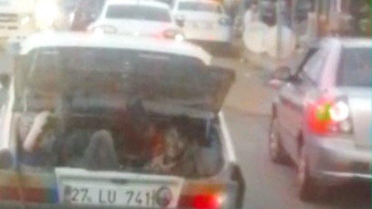 Çocukların otomobil bagajında tehlikeli yolculuğu
