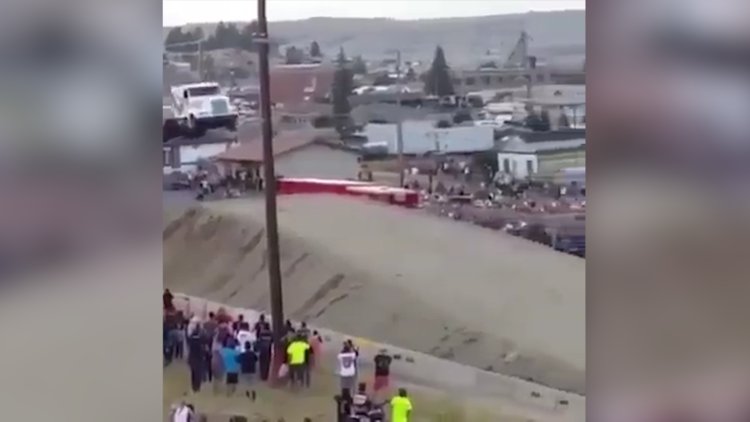 Tır sürücüsünün çılgın atlayışı
