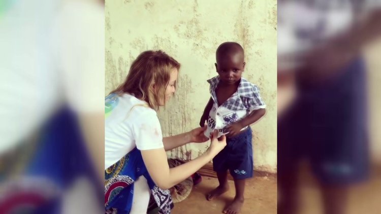 Gamze Özçelik Tanzanya'da çocuklara kıyafet yardımında bulundu