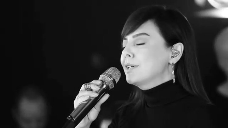 Ebru Gündeş, 'Dön Ne Olur' şarkısını söyledi