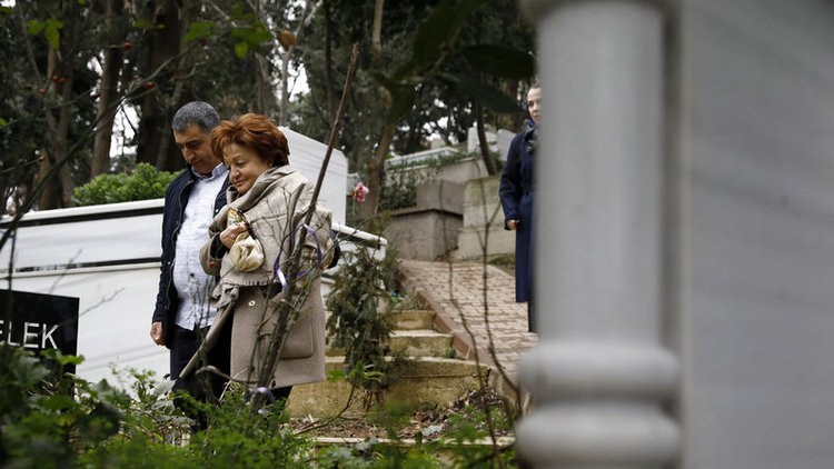 Oğlunun mezarını ziyaret etti