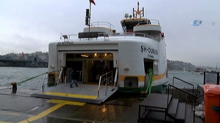 Vapurda dengesini kaybeden kadın denize düştü