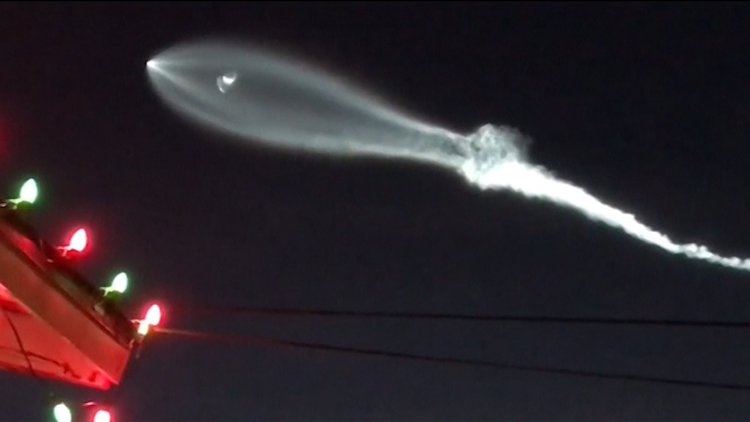 Fırlatılan SpaceX uzay aracının yaydığı ışık hüzmesi