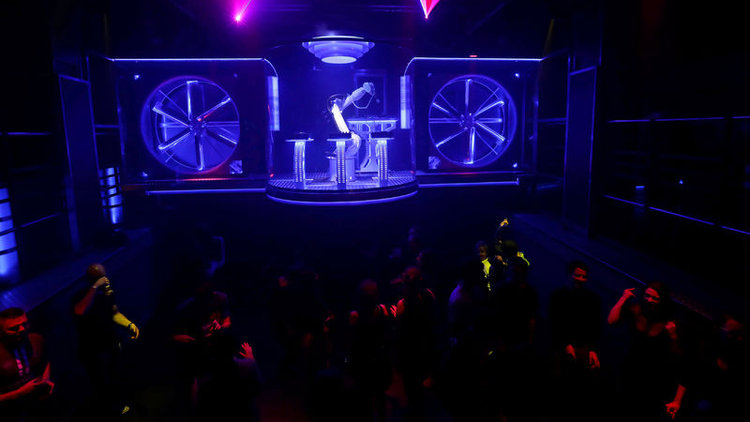 Robot çaldı, gençler oynadı