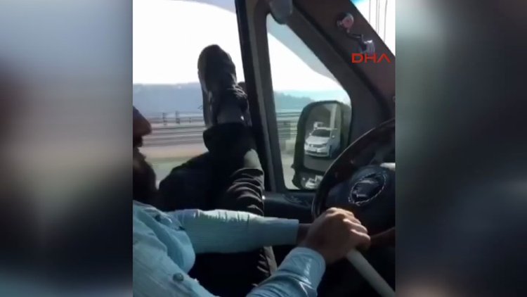 Trafikte tehlikeli hareket! Köprüyü böyle geçti!