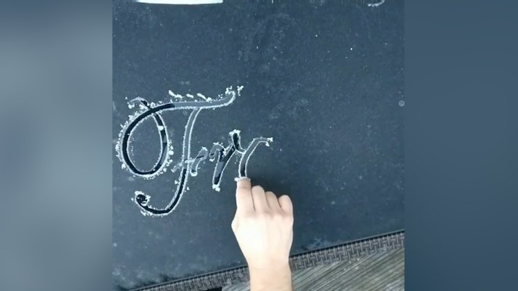 Buz tutmuş cama yazılan en güzel el yazısı