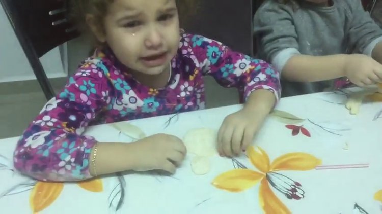 Hamurdan yaptığı kardan adamının pişirilmemesi için ağlayan kız