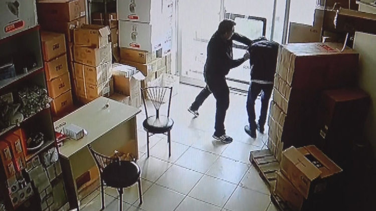 Hırsız tekme tokat dayak yedi