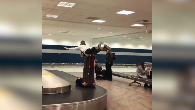 Havaalanında bavul beklerken canları sıkılan insanlar