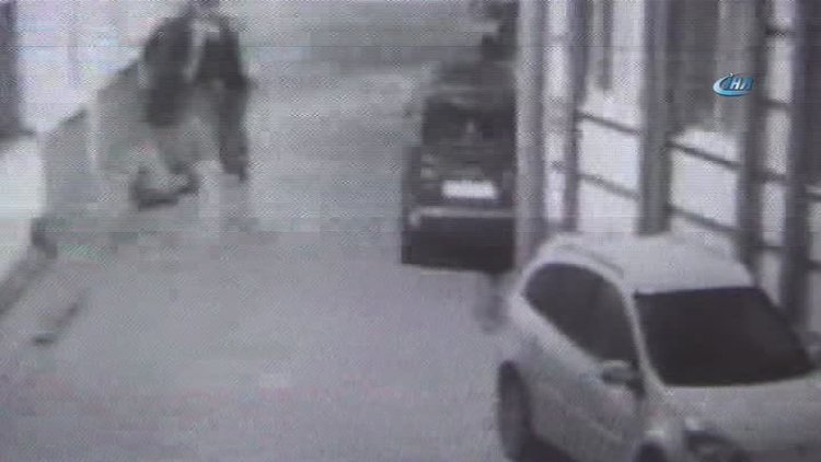 Edremit'te cinnet getiren müzik öğretmeni kamerada: 2 yaralı