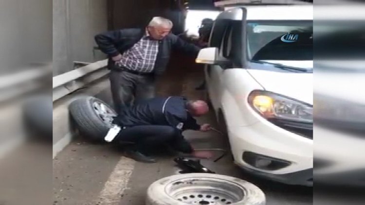 Polis yolda kalan vatandaşın lastiğini değiştirdi