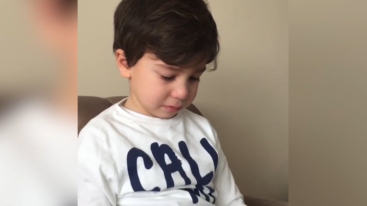 Cenk Tosun'un Beşiktaş'tan ayrılacağını öğrenen çocuk ağlamaya başlıyor