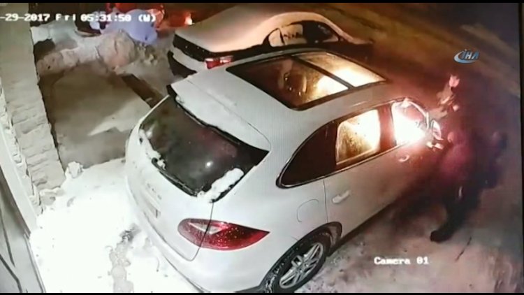 Kundaklarken kendisi de yandı
