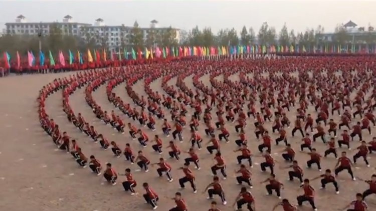 Binlerce Kung Fu'cunun aynı anda yaptığı şov