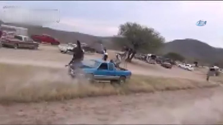 Meksika'da düzenlenen at yarışında hızını alamayan bir at otomobile çarptı