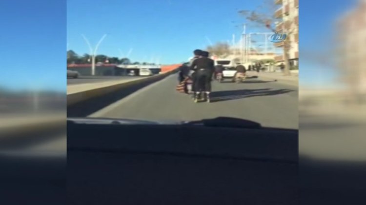 Seyir halindeki motosiklete tutunan patenli gençlerin tehlikeli yolculuğu