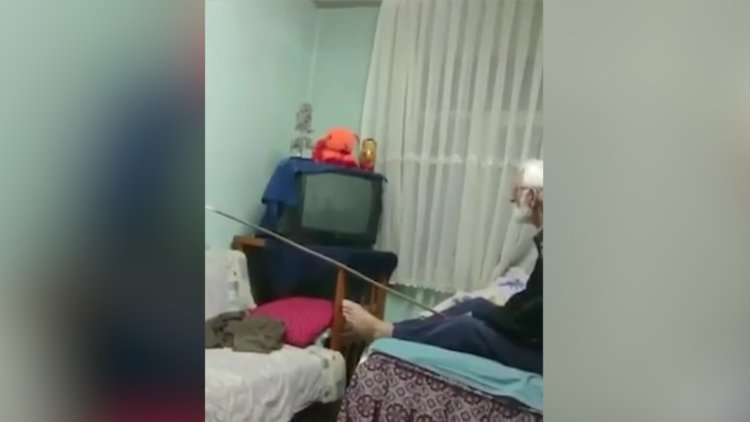 Sopayla Televizyon izleyen dede