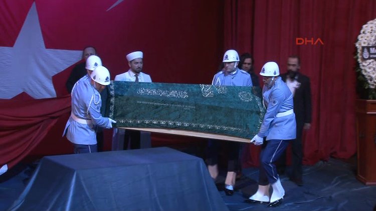 Münir Özkul için Muhsin Ertuğrul Sahne'sinde tören düzenleniyor