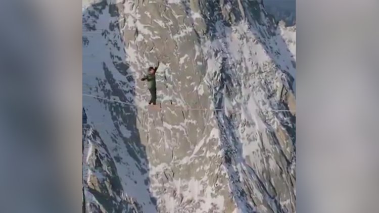 İpin üzerinde korumasız yürüdü