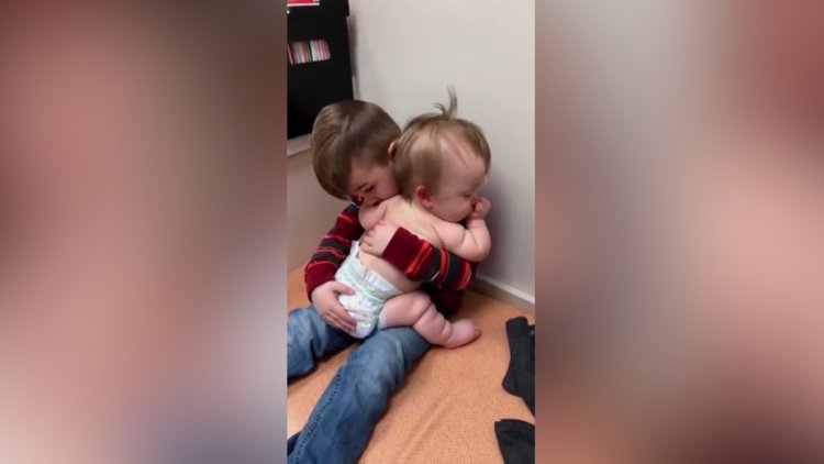 Abisine sarılıp uyuyan minik bebek