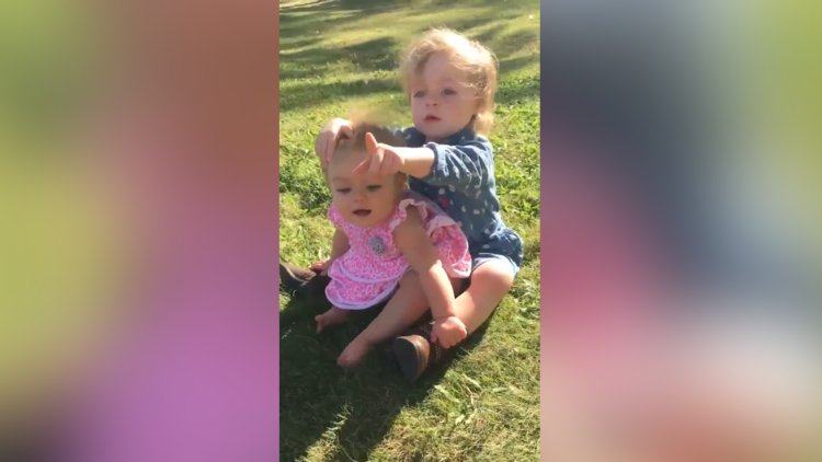 Kardeşine işaret diliyle kuşu öğretmeye çalışan ablası