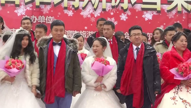 34 çift aynı anda evlendi