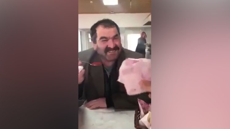 Arkadaşıyla iddiaya girdi bir kaşık acı biberi yedi