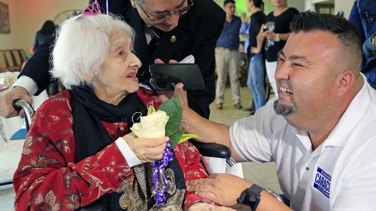 En yaşlı insan doğum gününü kutladı