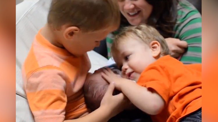 Yeni doğan kardeşlerini ilk defa gören çocuklar