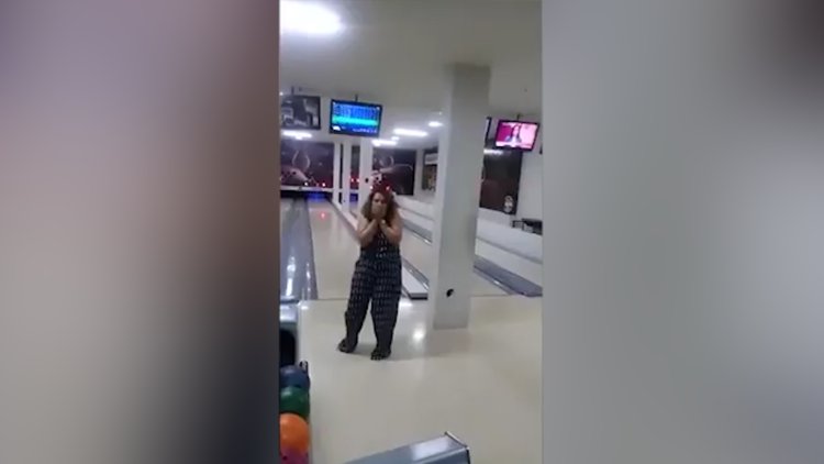 Bowling oynarken ayarı kaçıran kadın ekranı kırdı